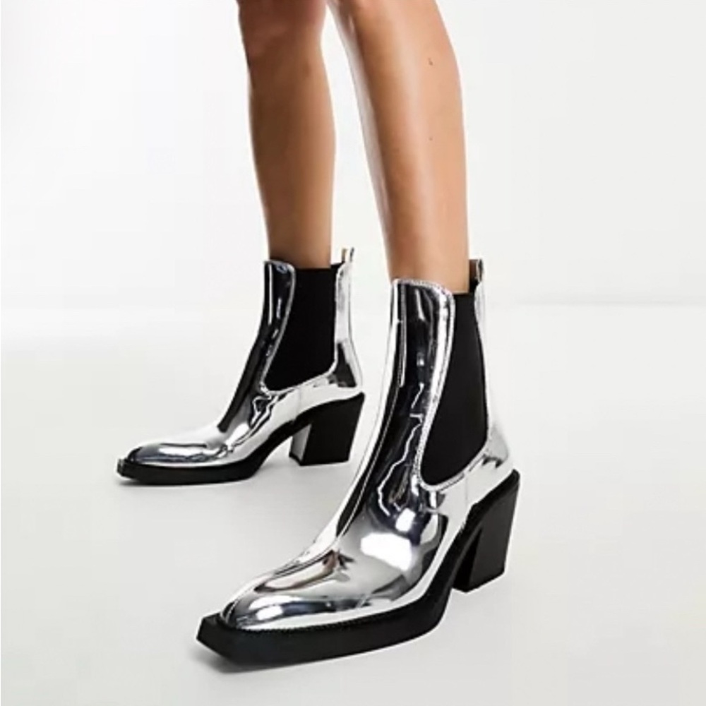 Circus “Mindy” retro-glam Chelsea boot w/silver mirror-finish metallic - NWT